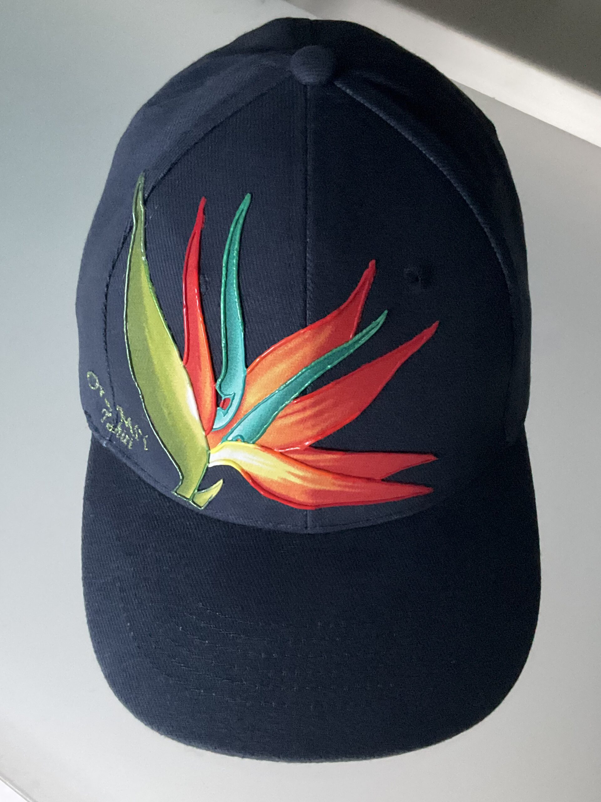 Casquette Hibiscus Paradise Navy ecriture dessus
