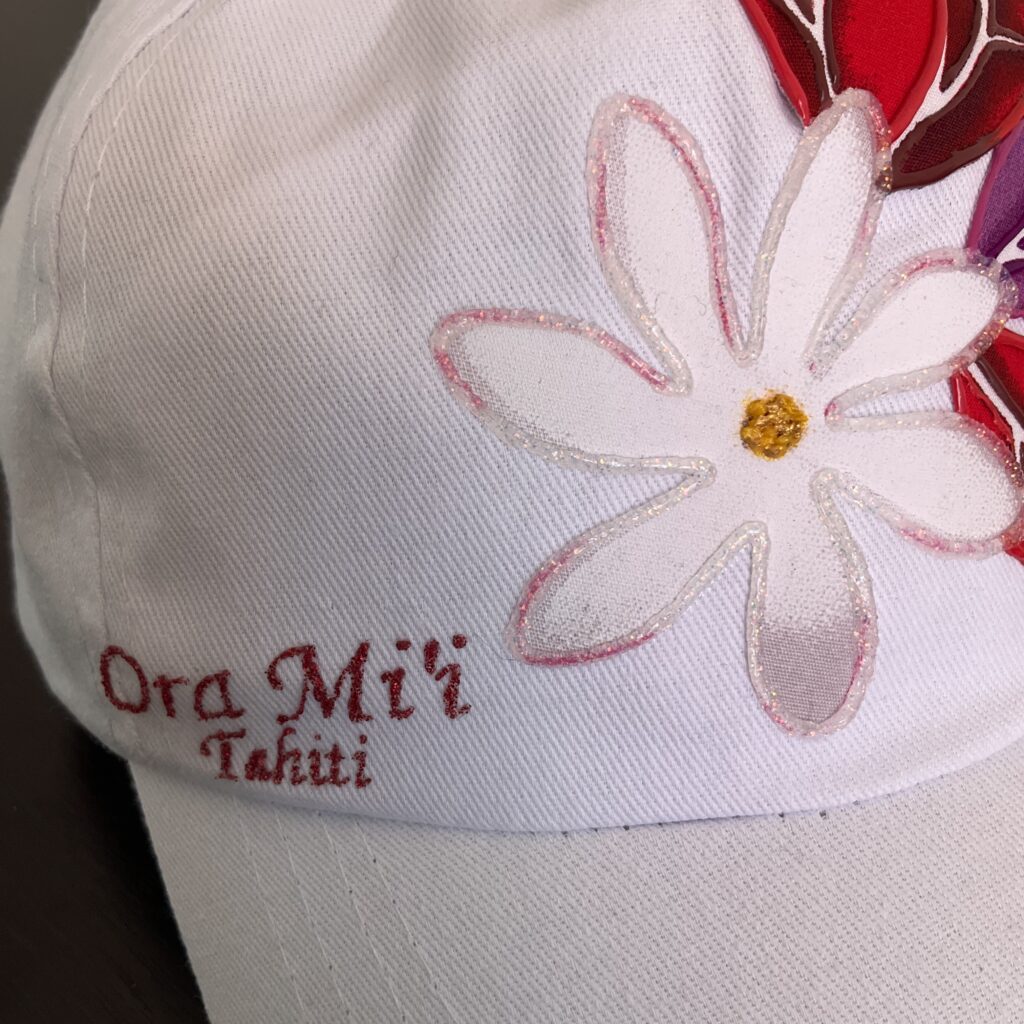 Casquette Red Tiare White motif gauche