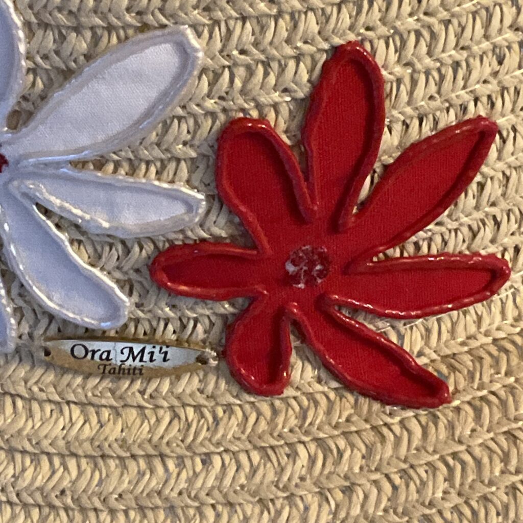 Chapeau Hibiscus blanc Off White fleur rouge