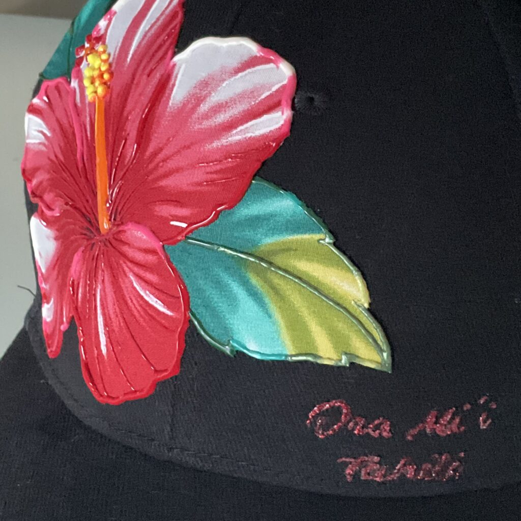 Detail casquette Hibiscus black avec signature