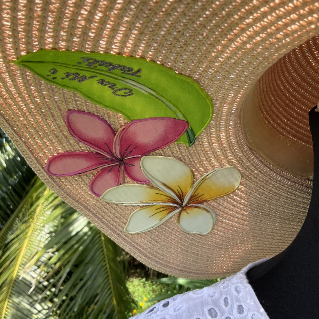 Honeymoon chapeau detail fleurs