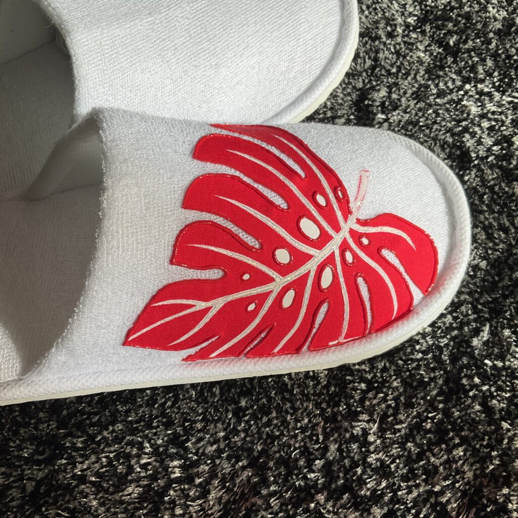 Pantoufles Ape white rouge motif cote