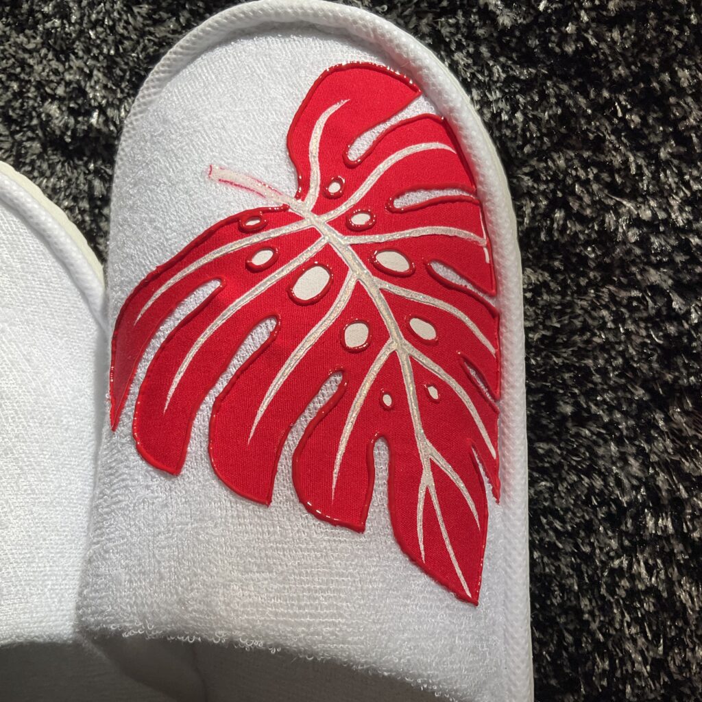 Pantoufles Ape white rouge motif proche