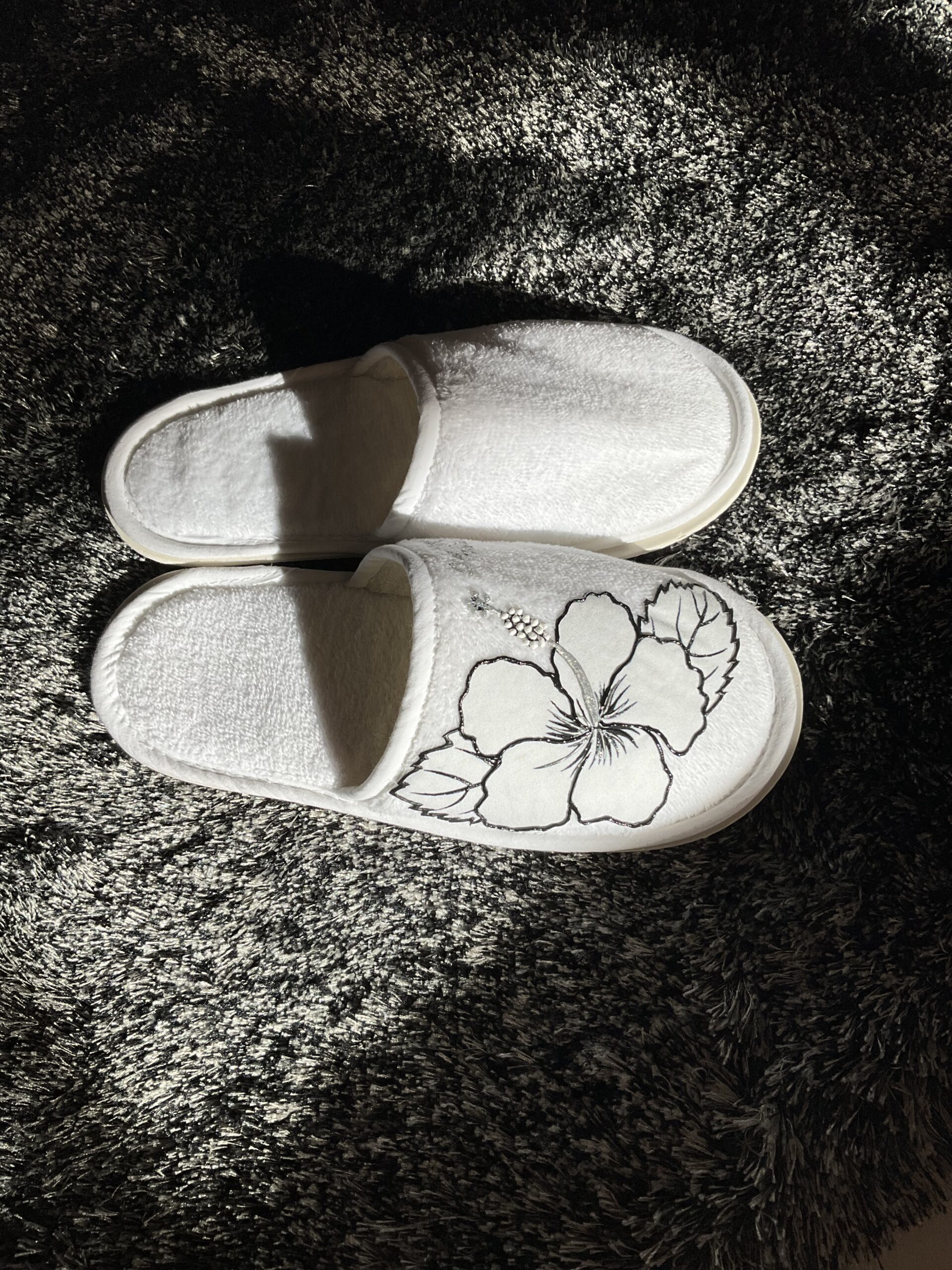 Pantoufles Hibiscus Black Blanc cote