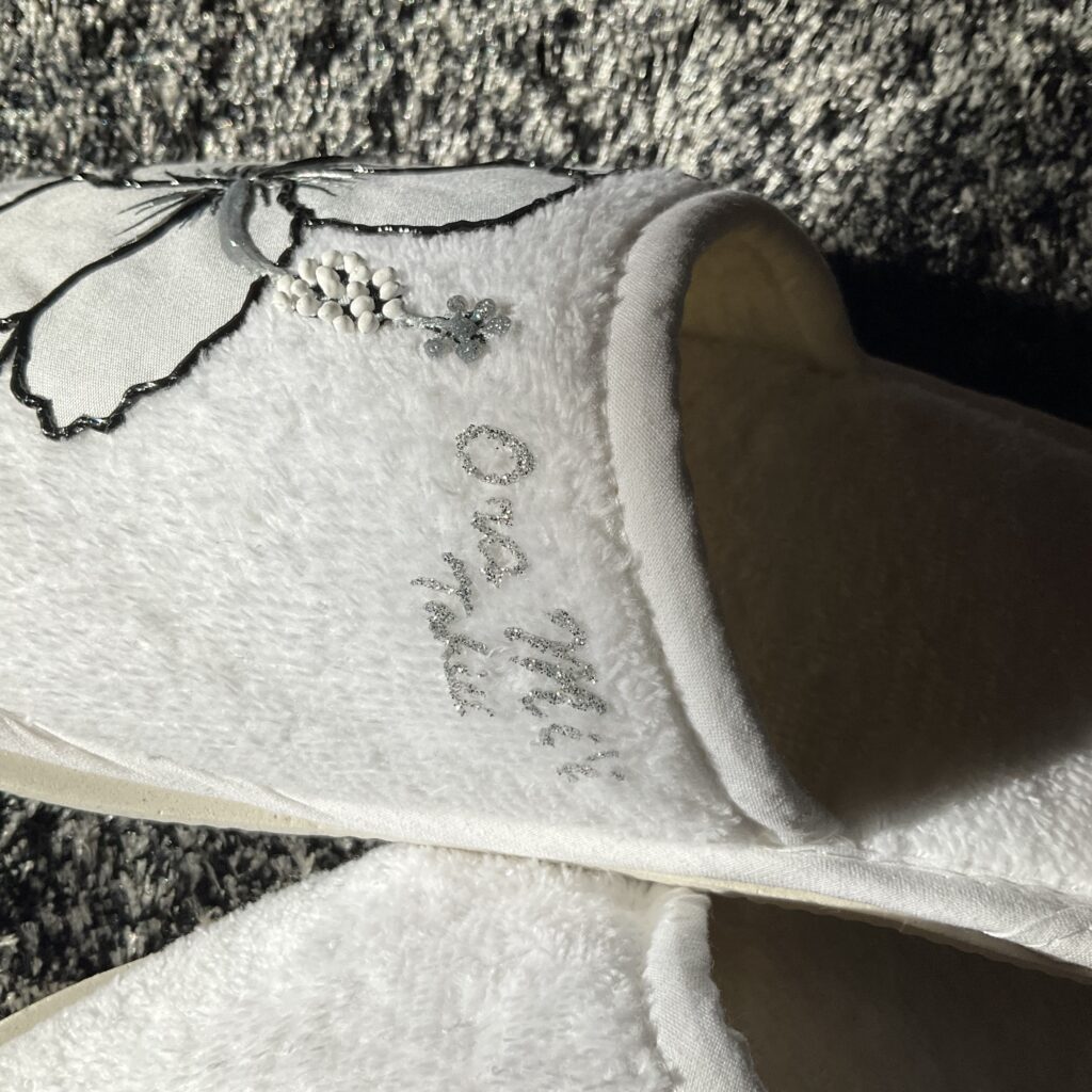 Pantoufles Hibiscus Black Blanc ecriture