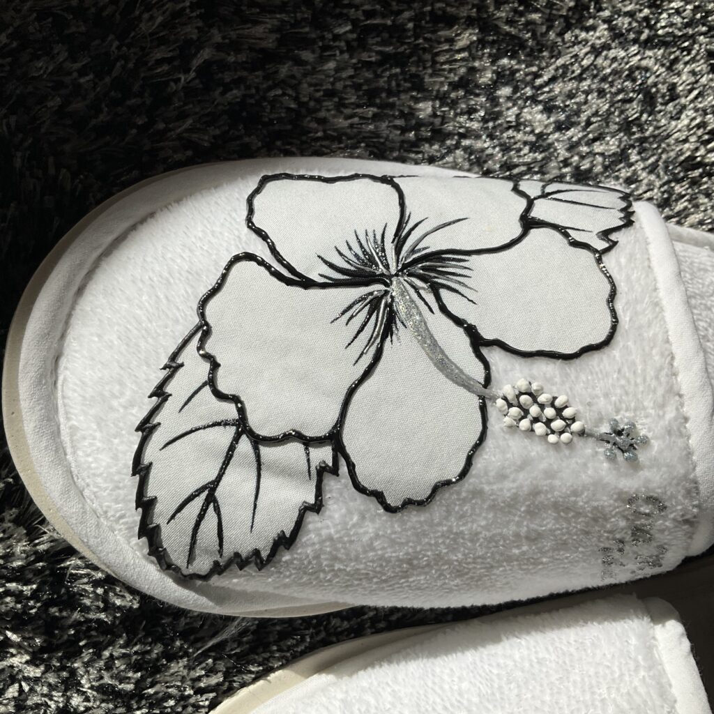 Pantoufles Hibiscus Black Blanc motif cote