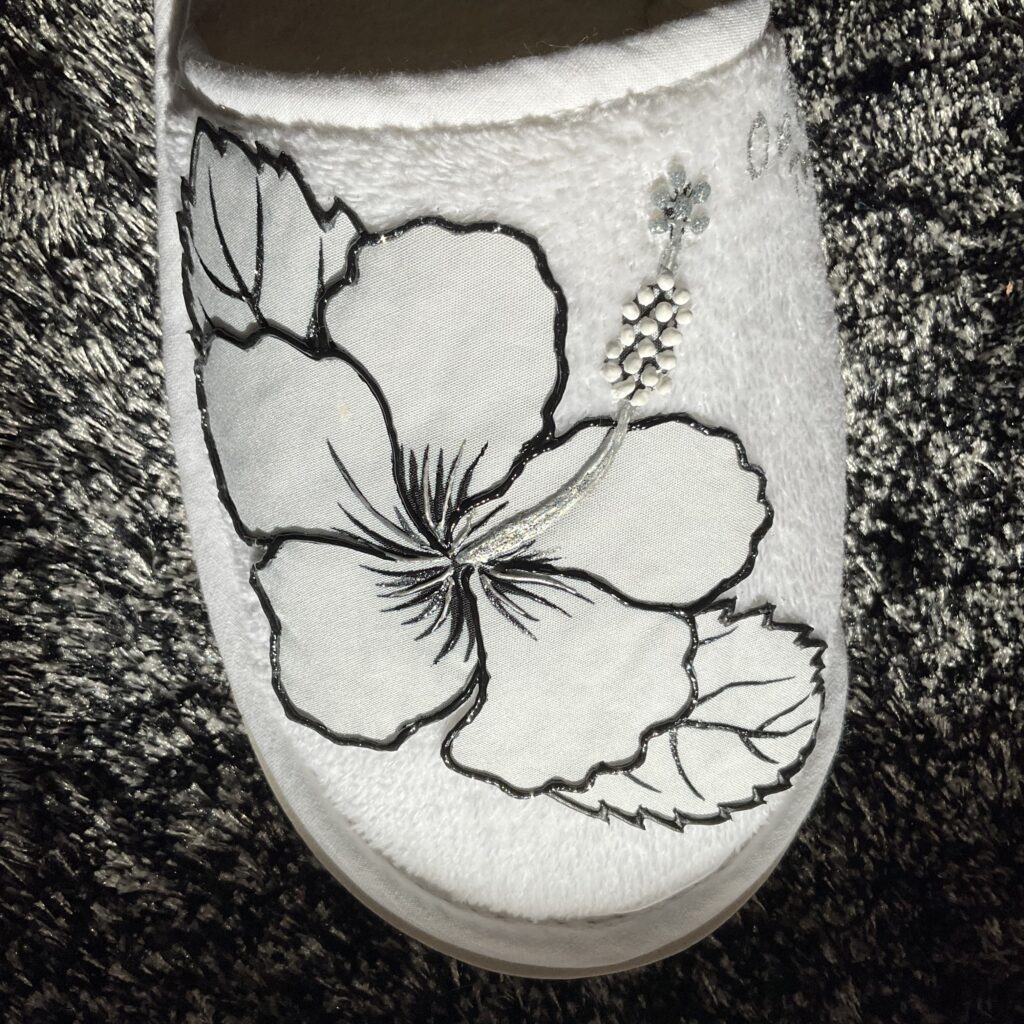 Pantoufles Hibiscus Black Blanc motif proche