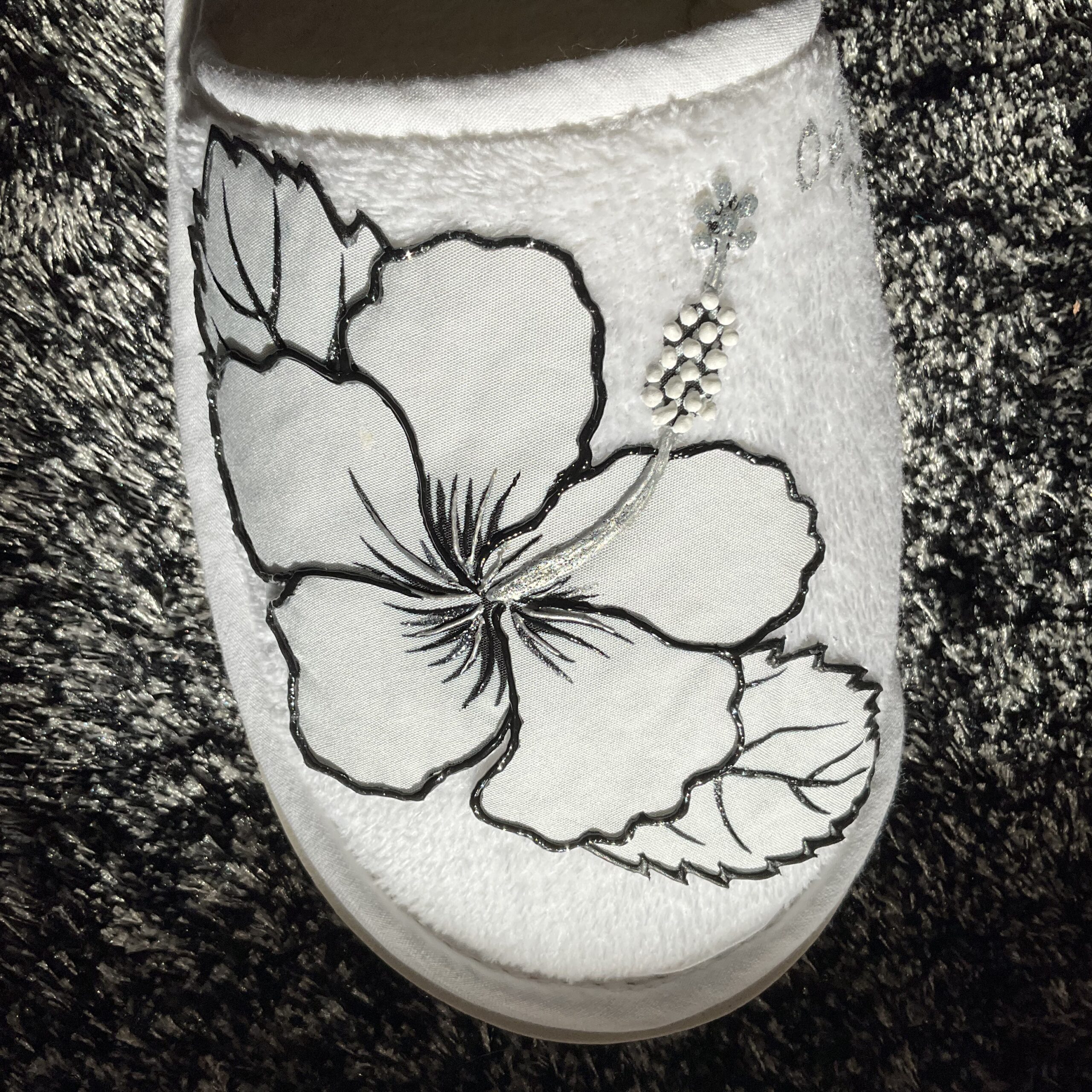 Pantoufles Hibiscus Black Blanc motif proche