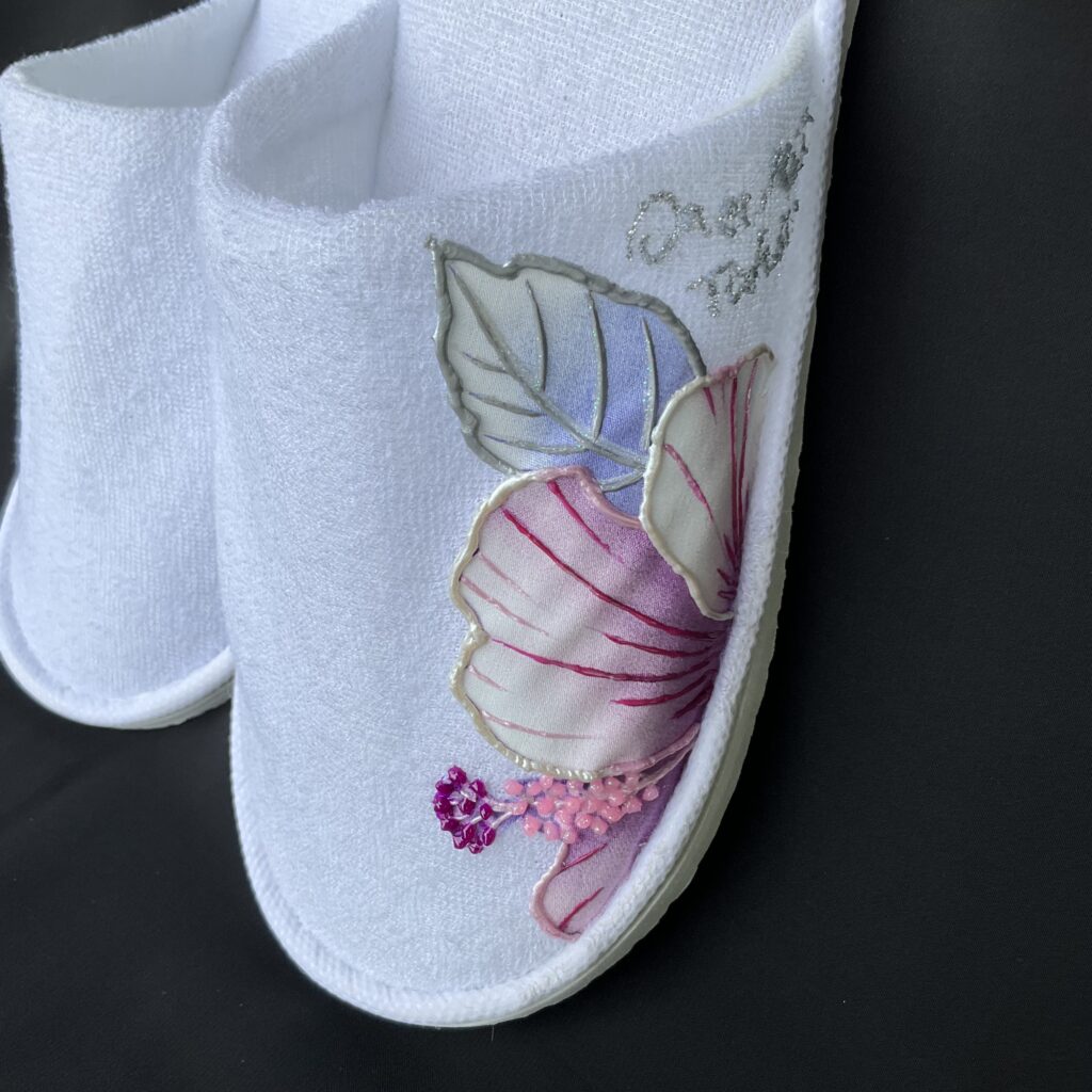 Pantoufles Hibiscus Plum motif