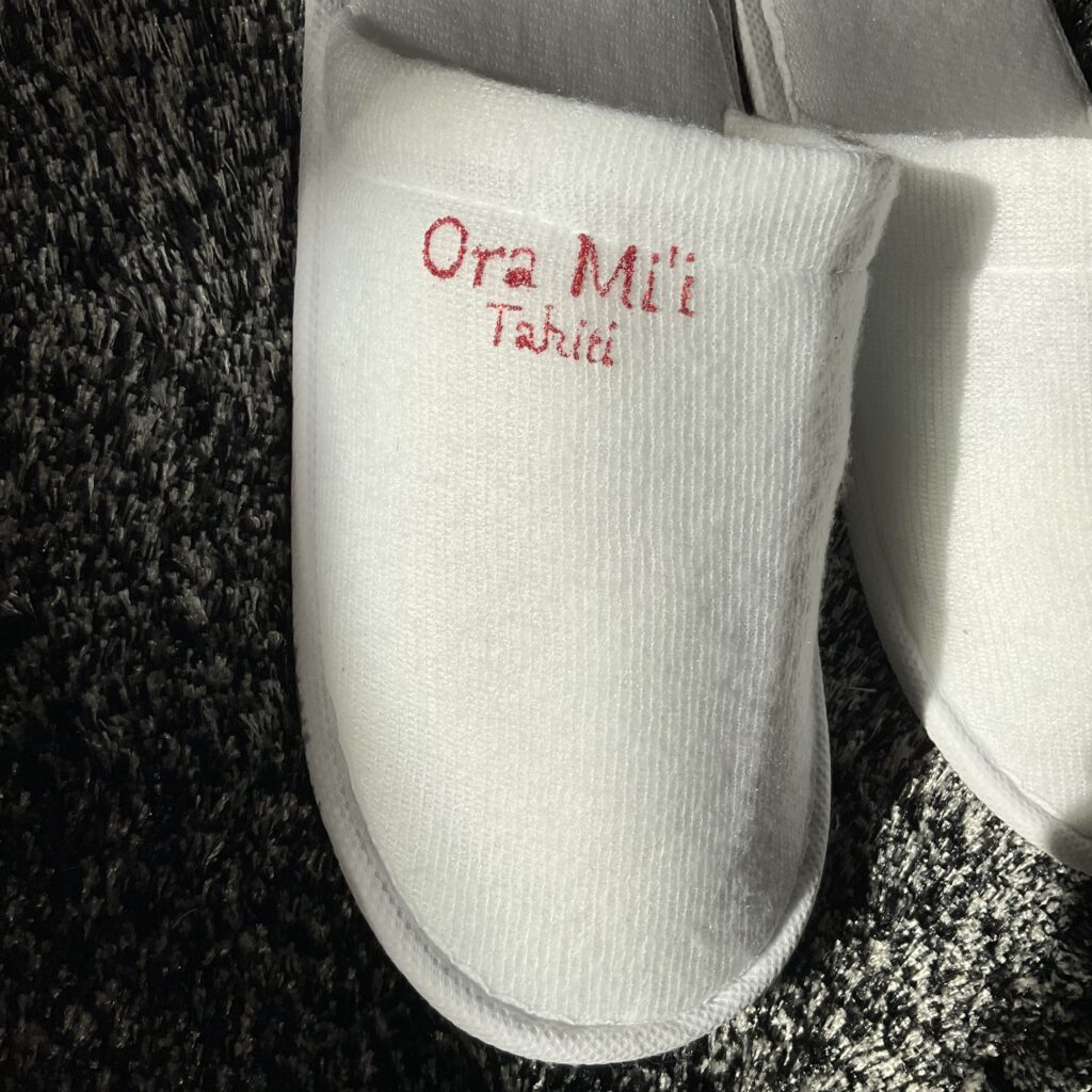 Pantoufles Hibiscus White rouge ecriture