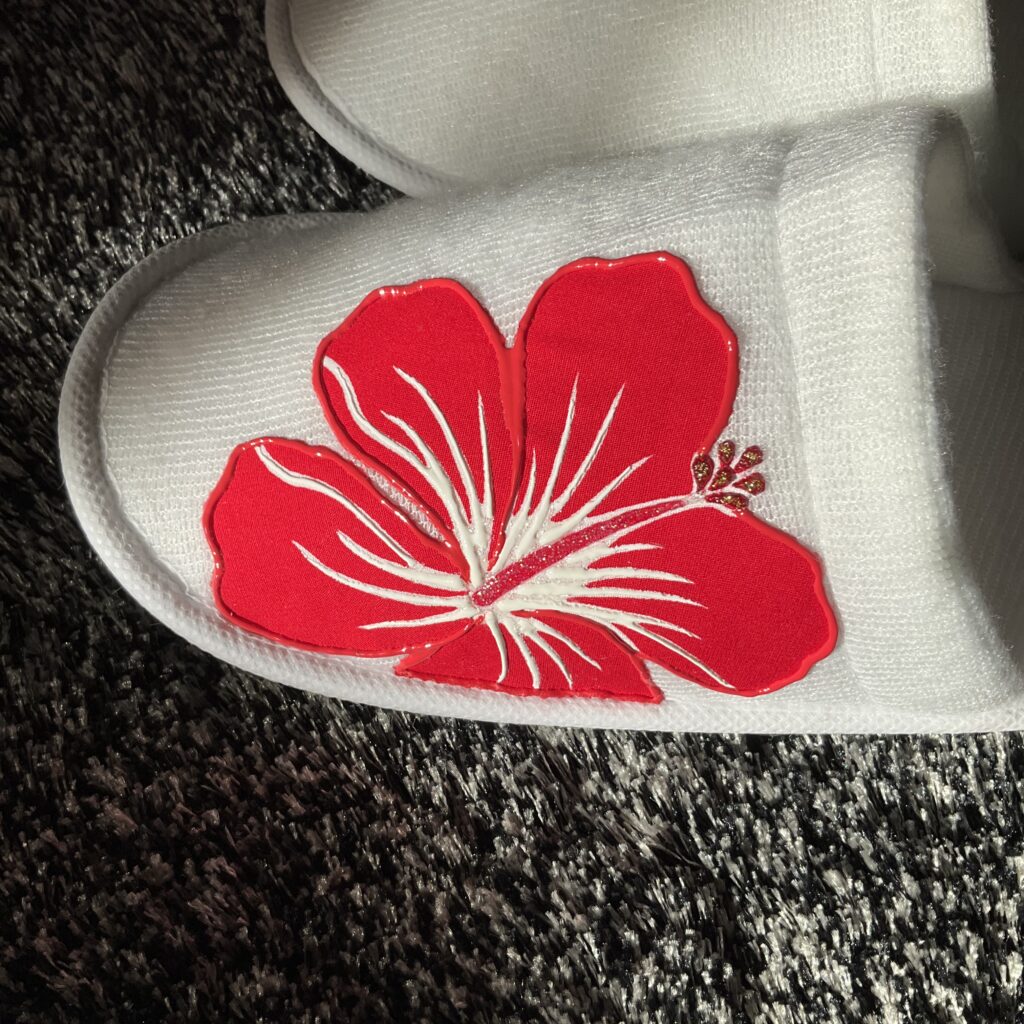 Pantoufles Hibiscus White rouge motif