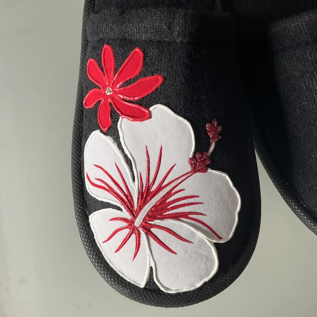Pantoufles Hibiscus blanc Black dessus motif