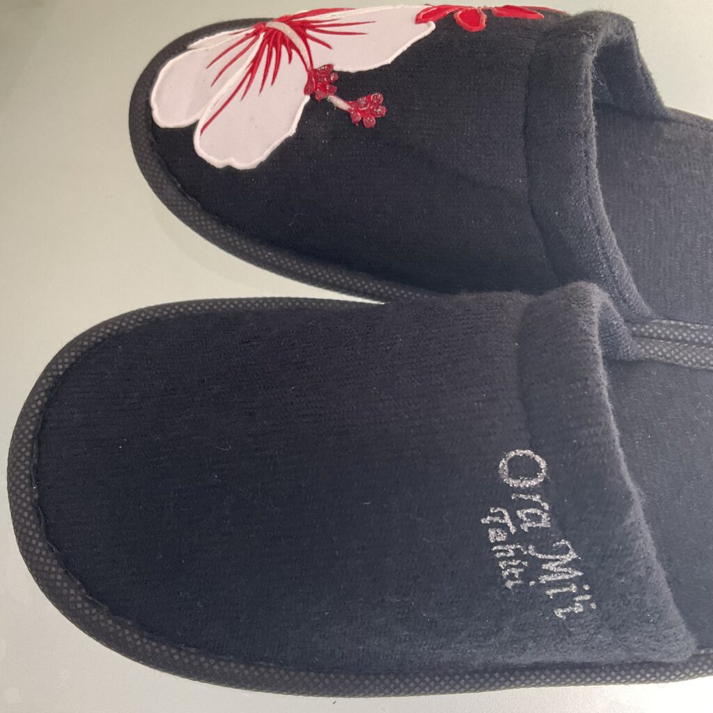 Pantoufles Hibiscus blanc Black ecriture